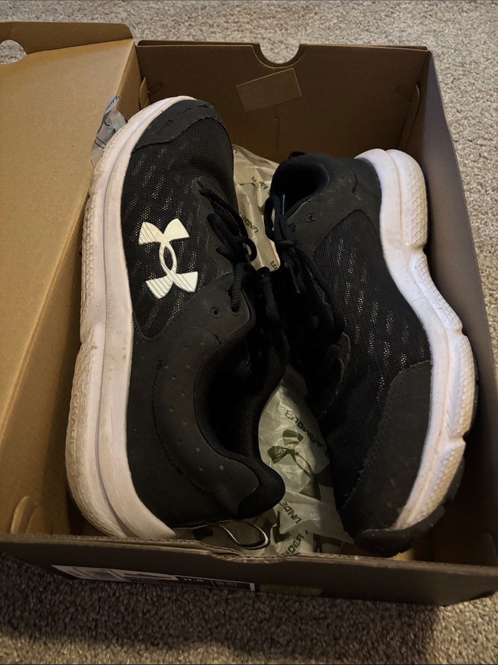 Under Armour men’s Black and White Mesh Sneakers